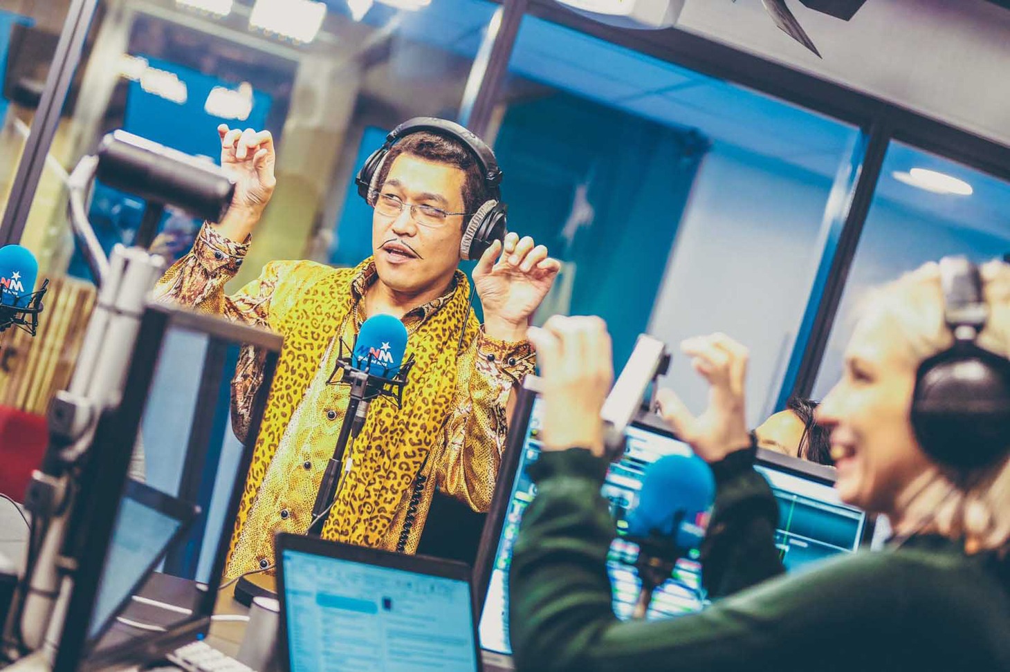 ラジオ番組で「PPAP」を披露するピコ太郎。（写真提供：avex）