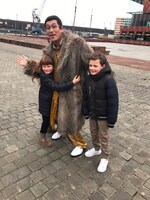 ベルギーのチビッ子に抱きつかれるピコ太郎。（写真提供：avex）