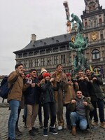 ブラボーの像の前で記念撮影に応じるピコ太郎。（写真提供：avex）