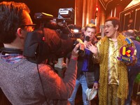 現地メディアの取材に応じるピコ太郎。（写真提供：avex）