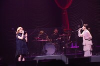 Charaと佐藤千亜妃（きのこ帝国）。