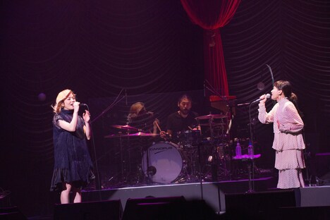 Charaと佐藤千亜妃（きのこ帝国）。