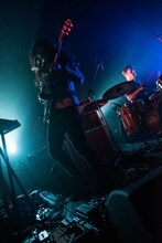 左から馬渕啓（G）、勝浦隆嗣（Dr）。（Photo by takeshi hirabayashi）