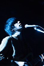 出戸学（G, Vo）（Photo by takeshi hirabayashi）