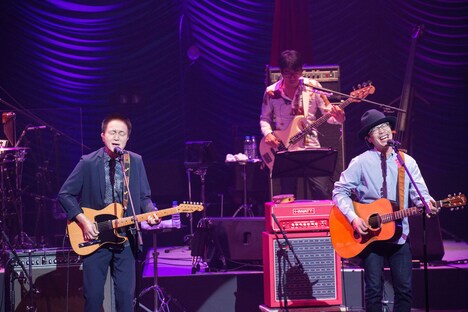 小田和正と岸田繁（くるり）。