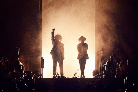 左からDJ LOVE(DJ)、Nakajin(G)。(撮影:立脇卓)