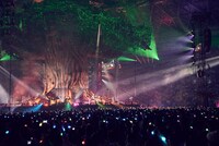 「SEKAI NO OWARI ドーム・スタジアムツアー2017『タルカス』」京セラドーム大阪公演の様子。（撮影：立脇卓）