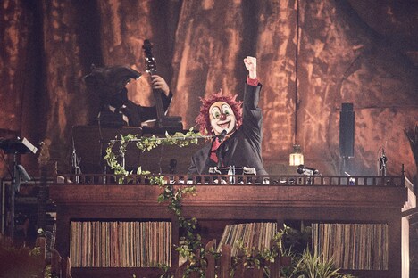 DJ LOVE(DJ)(撮影:立脇卓)