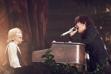 左からSaori（Piano）、Fukase（Vo, G）。（撮影：アミタマリ）