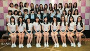 AKB48のメンバー6人（写真中央）と、BNK48の第1期生。
