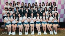 AKB48のメンバー6人（写真中央）と、BNK48の第1期生。