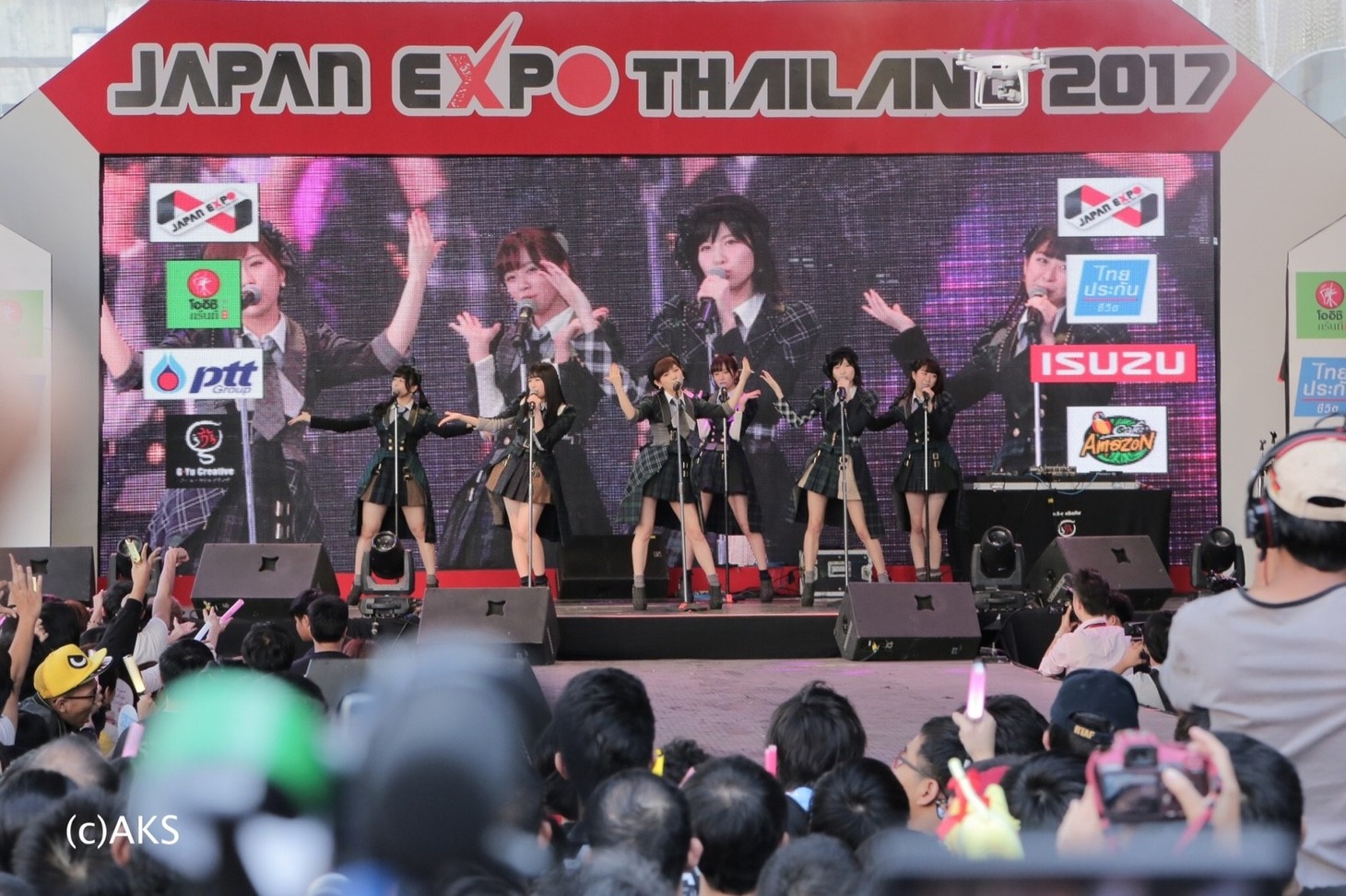 AKB48によるライブの様子。