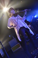 東出真緒（Violin）（Photo by AZUSA TAKADA）