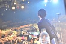 フロアを見渡す金井政人（Vo, G）。（Photo by AZUSA TAKADA）