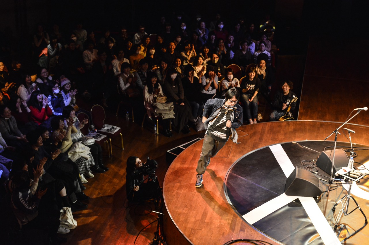 ステージを走るYO-KING（真心ブラザーズ）。（Photo by AZUSA TAKADA）