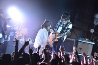 東出真緒（Violin）と柿沼広也（G, Vo）。（Photo by AZUSA TAKADA）