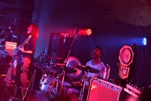 安井英人（B）とリアド偉武（Dr）。（Photo by AZUSA TAKADA）