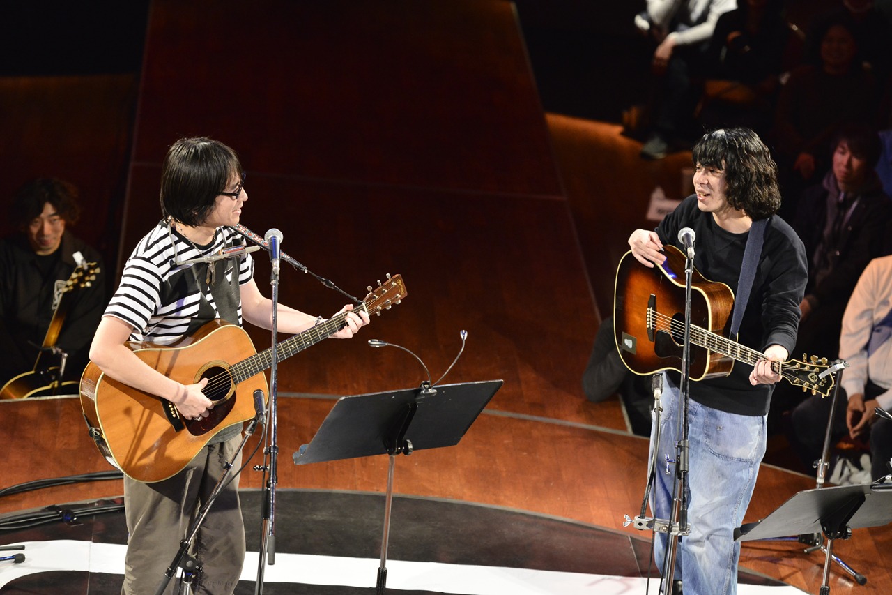 YO-KING（真心ブラザーズ）と峯田和伸（銀杏BOYZ）。（Photo by AZUSA TAKADA）