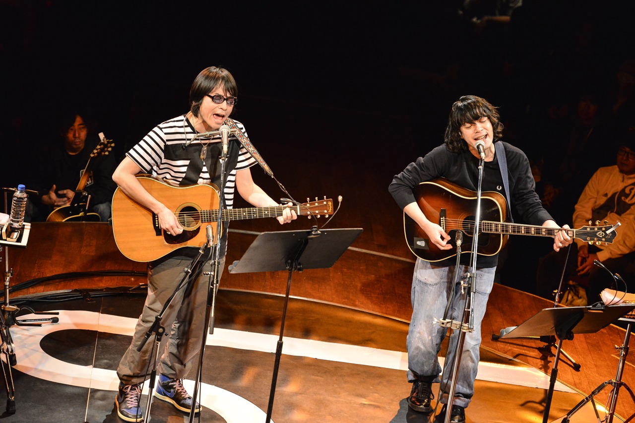 YO-KING（真心ブラザーズ）と峯田和伸（銀杏BOYZ）。（Photo by AZUSA TAKADA）