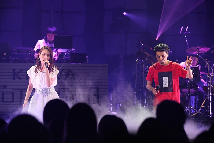 左から増田有華、KREVA。（提供：エイベックスグループ）