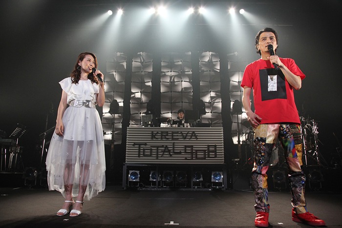 左から増田有華、KREVA。（提供：エイベックスグループ）
