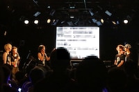 「JK//」の歌詞を解説するDISH//。（写真提供：Sony Music Records）