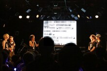 「JK//」の歌詞を解説するDISH//。（写真提供：Sony Music Records）