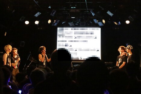 「JK//」の歌詞を解説するDISH//。（写真提供：Sony Music Records）