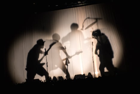 04 Limited Sazabys「日本武道館ワンマンライブ」のオープニングの様子。（撮影：ヤオタケシ）