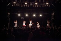 「DEAREST DREAM ～DEAR KISS 挑戦！全国7都市ツアー 新宿BLAZEへの道～」初日公演の様子。（提供：adding entertainment）