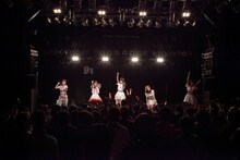 「DEAREST DREAM ～DEAR KISS 挑戦！全国7都市ツアー 新宿BLAZEへの道～」初日公演の様子。（提供：adding entertainment）