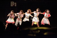 「DEAREST DREAM ～DEAR KISS 挑戦！全国7都市ツアー 新宿BLAZEへの道～」初日公演の様子。（提供：adding entertainment）