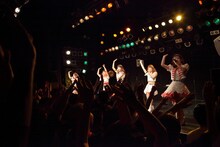 「DEAREST DREAM ～DEAR KISS 挑戦！全国7都市ツアー 新宿BLAZEへの道～」初日公演の様子。（提供：adding entertainment）
