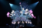 「Hello!IVY」を披露するさくら学院。