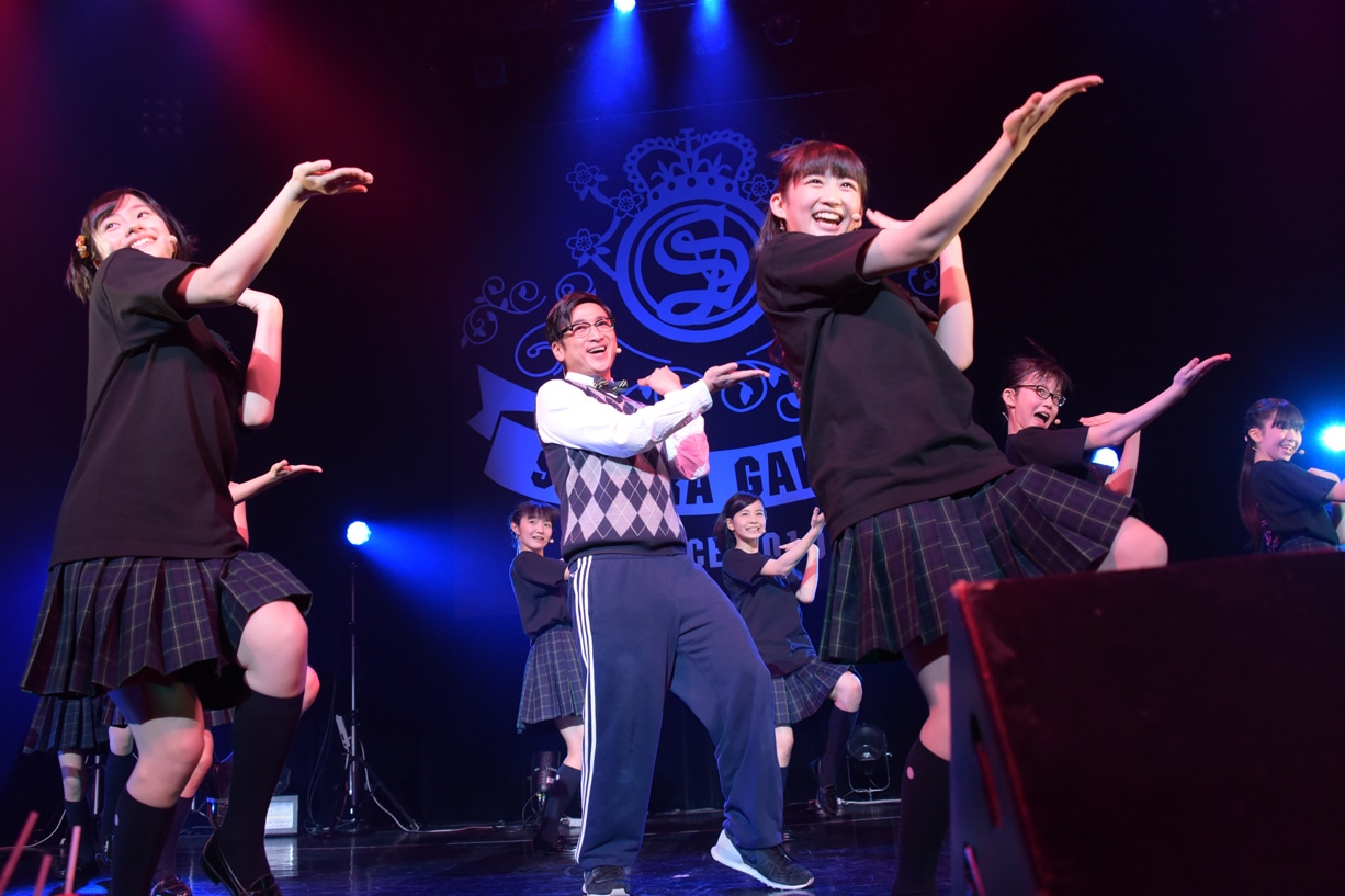 “恋ダンス”を披露するさくら学院と担任の森ハヤシ。