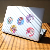 「MC FAMILY ステッカー」をPCに貼った様子。