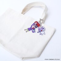 「MC FAMILY アクリルキーホルダー」をバッグに付けた様子。