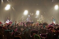 女王蜂のライブの様子。（撮影：岩根愛）