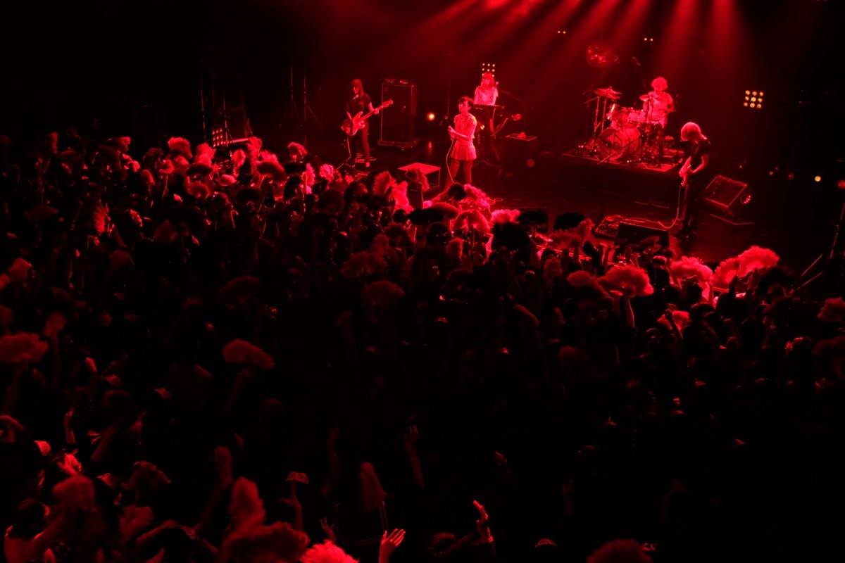 女王蜂のライブの様子。（撮影：岩根愛）