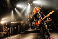 アンコールでワラビノ（G, Cho）が「すっからさ」を披露する様子。（Photo by Teppei Kishida）