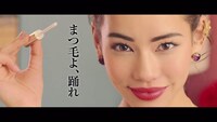 「スカルプD ボーテ ピュアフリーアイラッシュ」新CMのワンシーン。