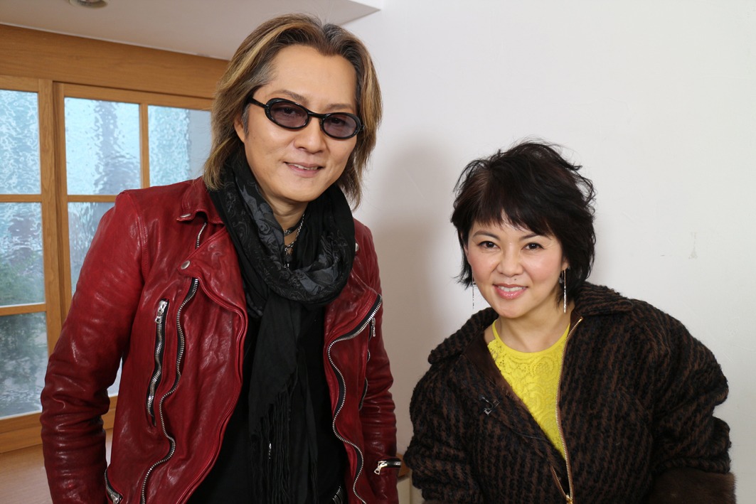 左から石井竜也、NOKKO。