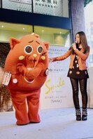 左からにゃんごすたー、倉木麻衣。