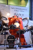 「紅」のプレイ前にXポーズを決めるにゃんごすたー。