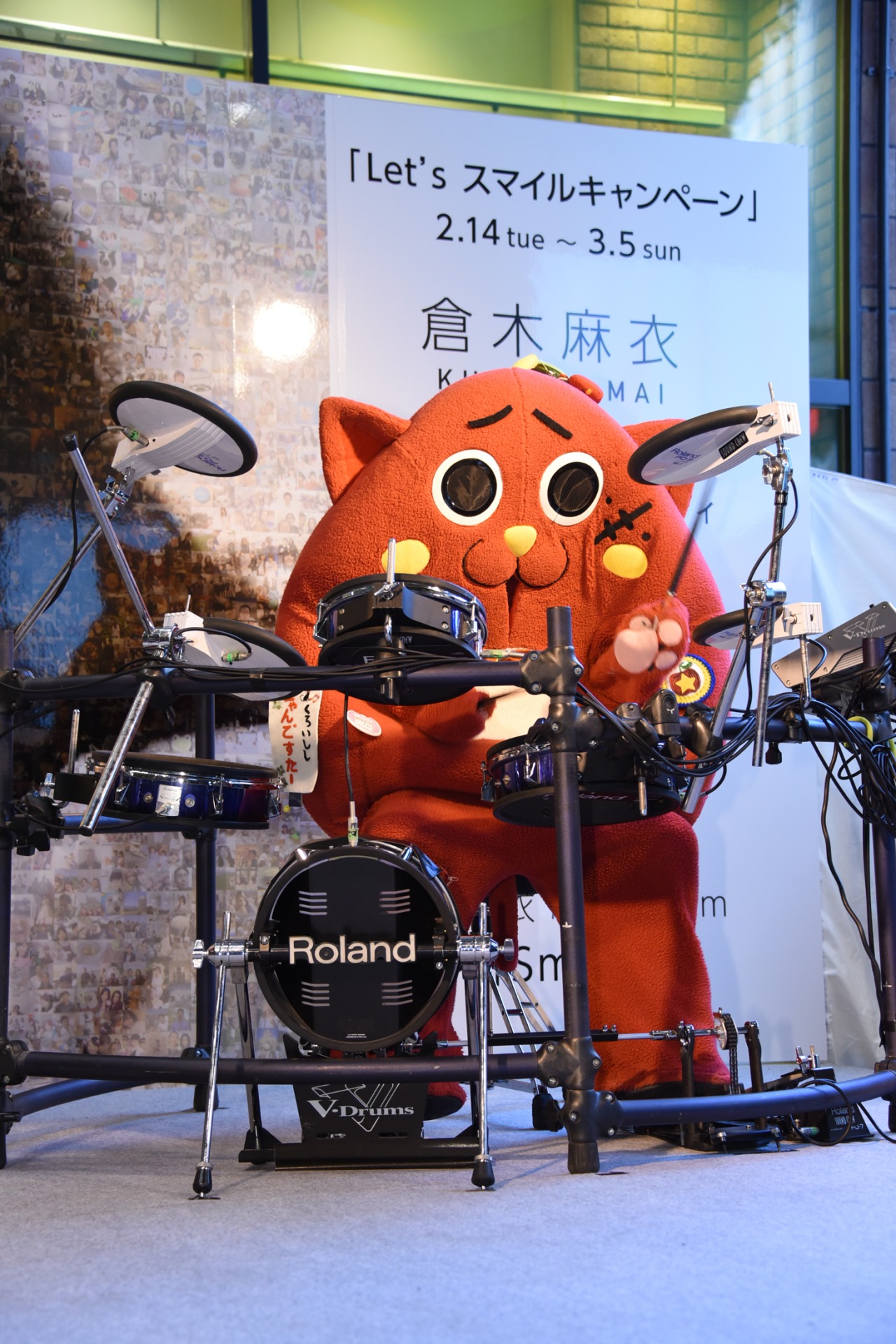 「紅」を叩くにゃんごすたー。