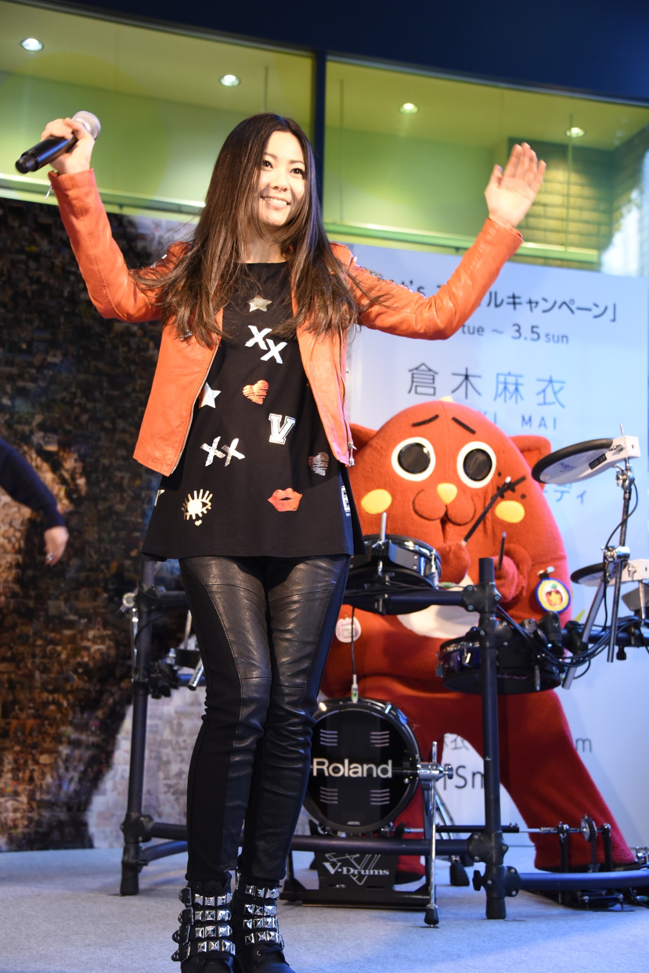 左から倉木麻衣、にゃんごすたー。