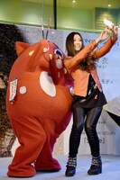 記念の自撮りをする倉木麻衣とにゃんごすたー。