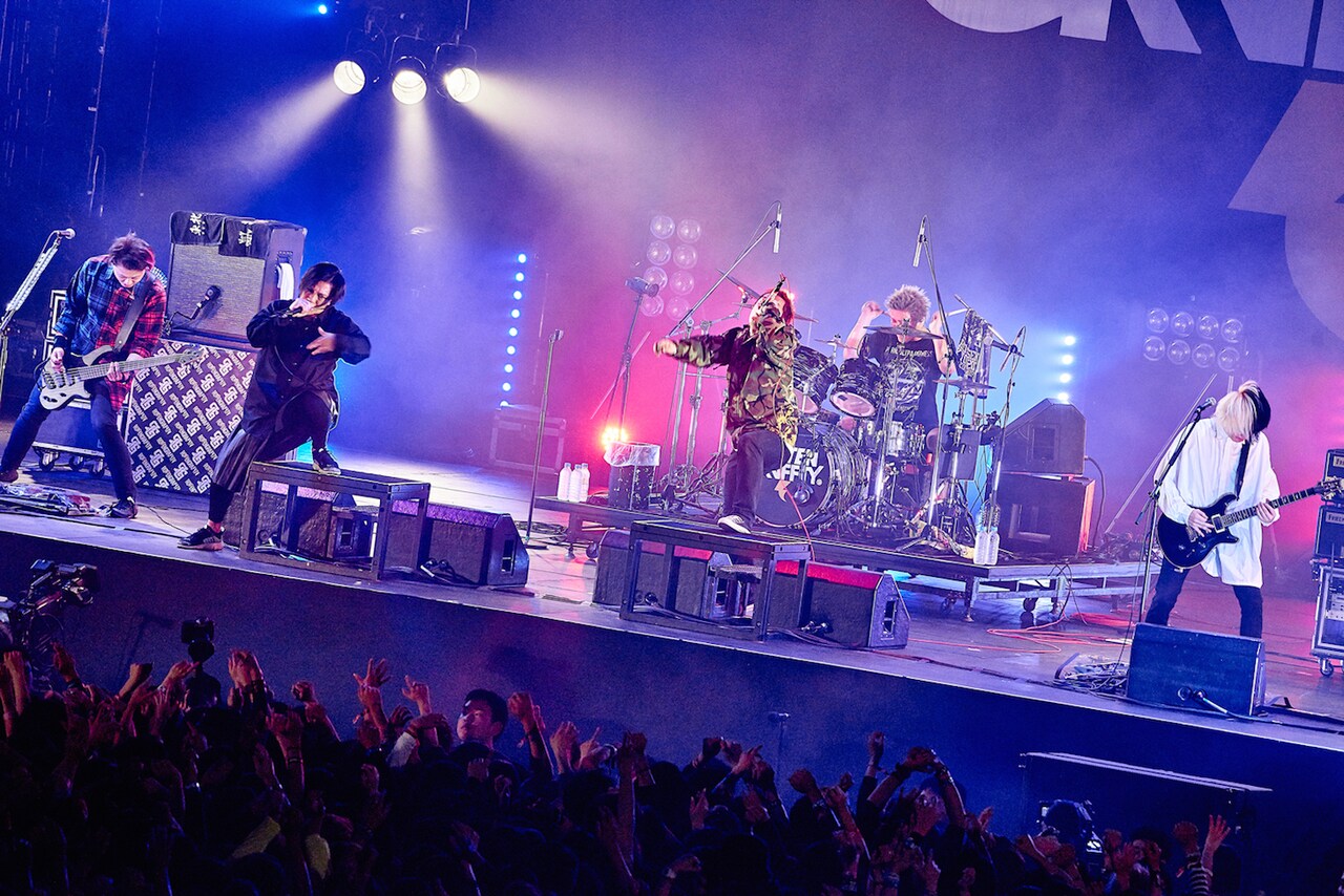 「ROTTENGRAFFTY presents ポルノ超特急 2016」の様子。