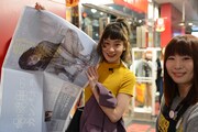 東京・タワーレコード渋谷店を訪れたコムアイ（左）。