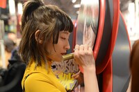 東京・タワーレコード渋谷店を訪れたコムアイ。